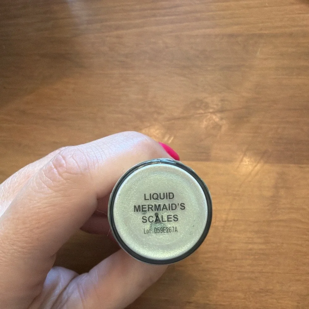 Makeup Revolution Beauty Liquid Highlighter, Mermaid's Scales M83